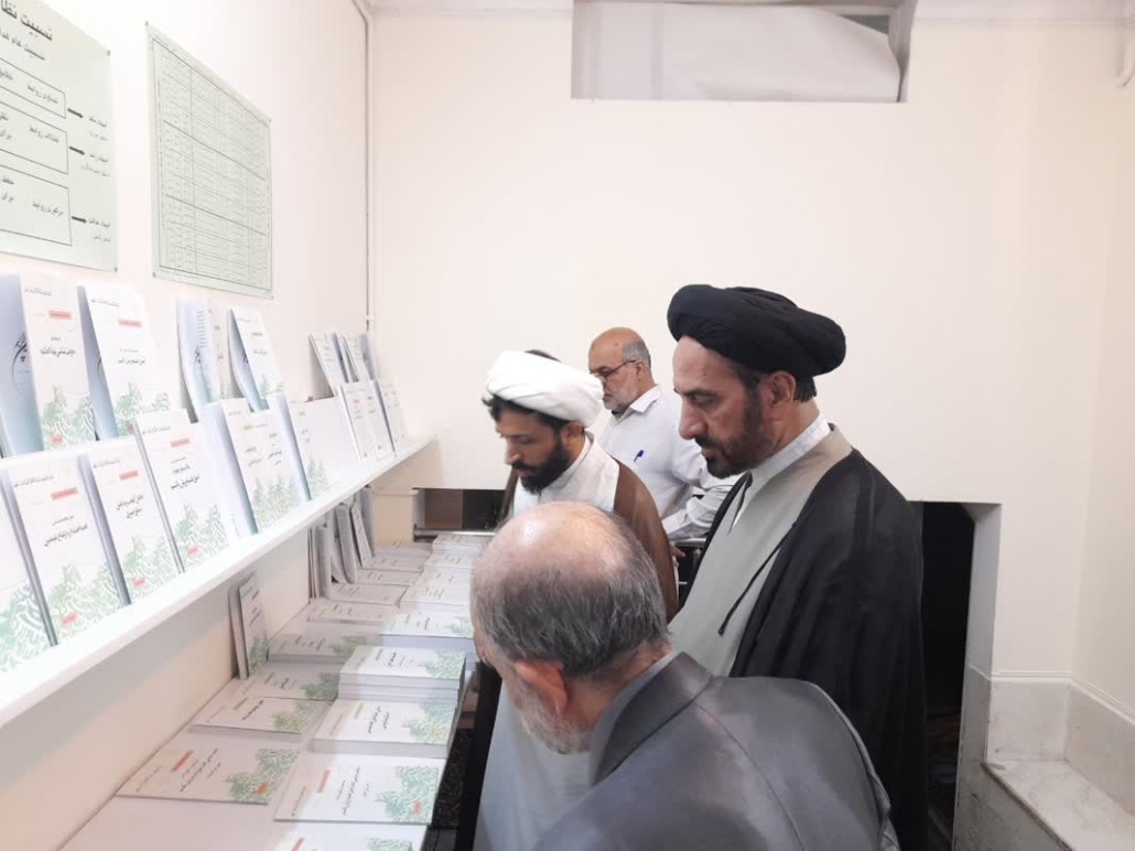 بازدید مسئول مرکز مند به همراه معاون پژوهش از نمایشگاه حسینیه اندیشه